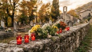Lumini accesi e crisantemi al cimitero per la commemorazione dei defunti