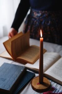 Libri aperti e una candela accesa: educazione alla finitudine e Death Education