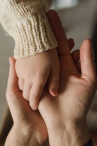 La mano di un bambino nella mano di un adulto: sostegno nel lutto infantile